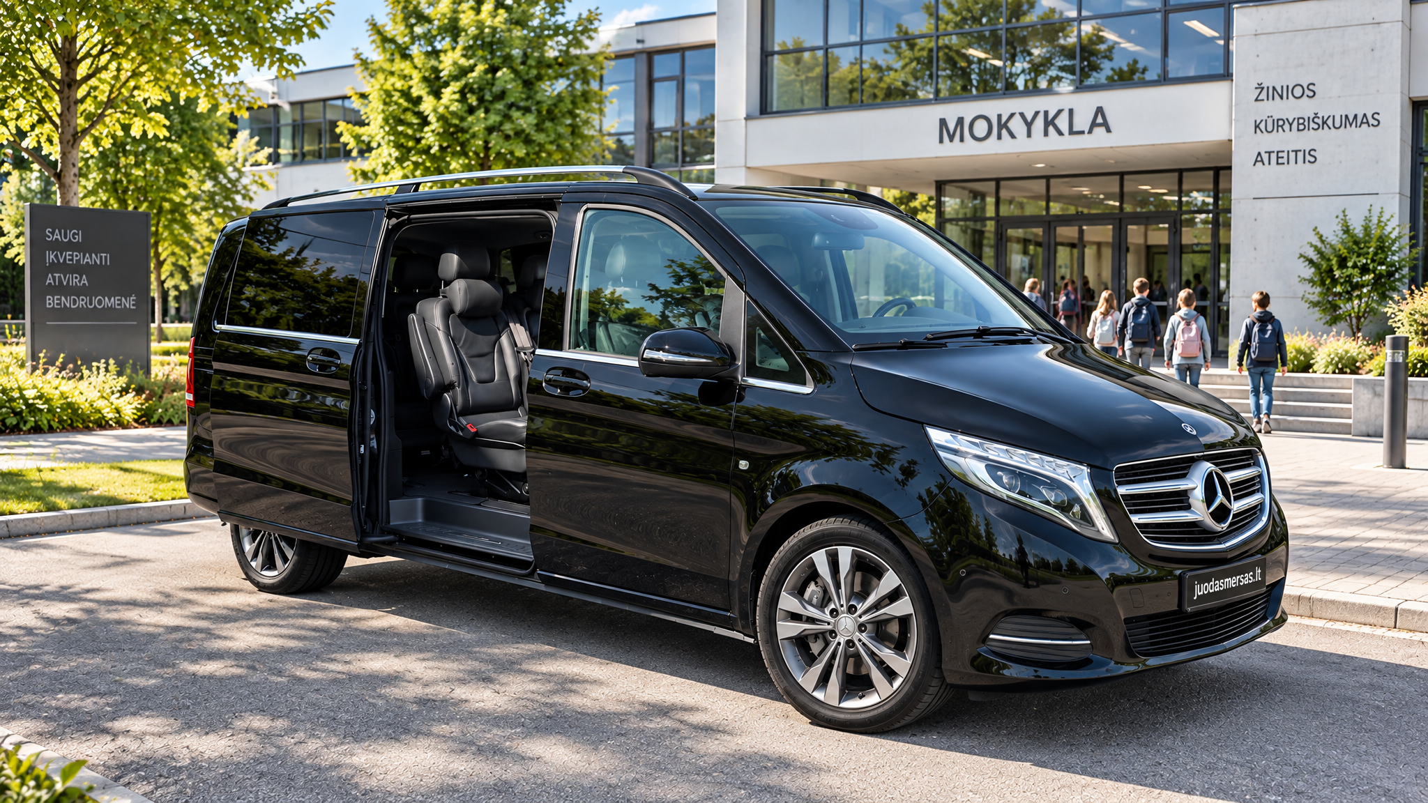 Juodas Mercedes-Benz V250 prie mokyklos — saugus moksleivių pervežimas